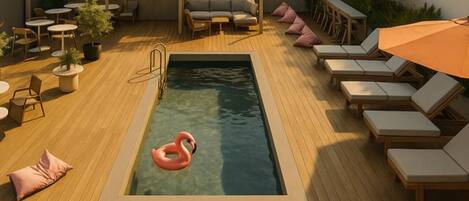 Utomhuspool och solstolar