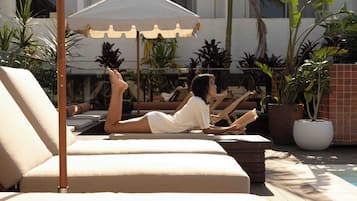 Piscine extérieure, chaises longues
