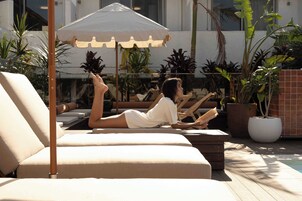 室外游泳池，日光浴躺椅