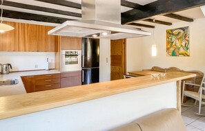 Réfrigérateur, micro-ondes, plaque de cuisson, lave-vaisselle