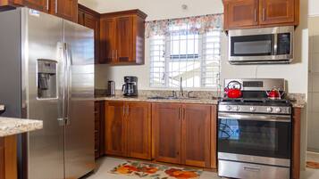 Micro-ondes, batterie de cuisine, vaisselle et ustensiles