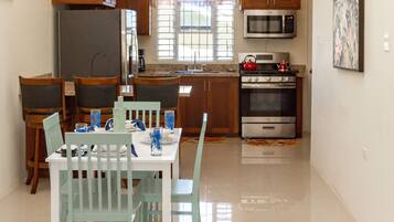 Micro-ondes, batterie de cuisine, vaisselle et ustensiles