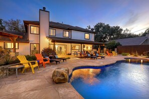 A modern house with a swimming pool, outdoor seating, and a well-lit patio area. - North Austin Oasis near Domain  20 min to Downtown (Austin)
