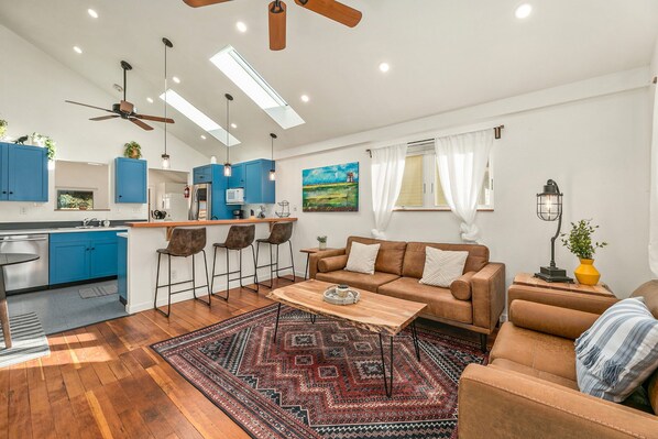 House, Multiple Beds (Vibrant Downtown Bungalow - Walkable) | Living area