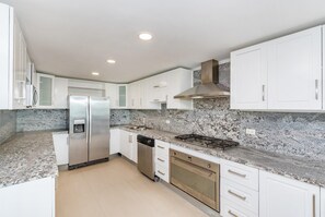 8 bedrooms, Internet