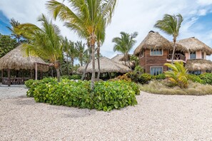 4 bedrooms, WiFi - Spectacular 7 500 sq ft Villa in Cap Cana for Rent Access to Eden Roc Beach Club Pool Chef Butler Maid (Punta Cana)