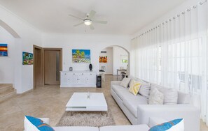 5 bedrooms, WiFi - Beautiful 5-bdr 2 Levels Villa for Rent in Punta Cana - Golf Front With Pool Jacuzzi Maid (Punta Cana)
