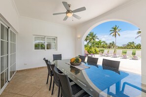 5 bedrooms, WiFi - Beautiful 5-bdr 2 Levels Villa for Rent in Punta Cana - Golf Front With Pool Jacuzzi Maid (Punta Cana)