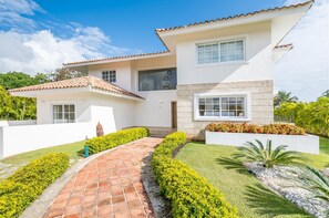 5 bedrooms, WiFi - Beautiful 5-bdr 2 Levels Villa for Rent in Punta Cana - Golf Front With Pool Jacuzzi Maid (Punta Cana)