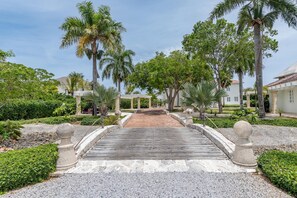 6 bedrooms, WiFi - Luxury 2 Levels Villa for Rent at Puntacana Resort Club - Chef Butler Maid Pool (Punta Cana)