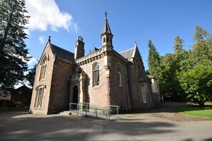 A historic building with a prominent tower, large windows, and a stone facade. - Rosedene Highland House - King Studio Apartment 4 (Inverness)