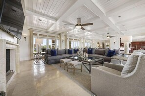 Vila, várias camas | Sala de estar