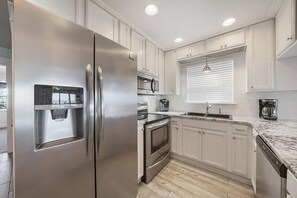 Townhome, 4 Bedrooms | Private kitchen
