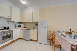 Appartamento familiare, 1 camera da letto (Casa Perla) | Cucina privata | Frigorifero, microonde, forno, piano cottura