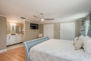 6 عدّة غرف نوم ومساحة عمل للكمبيوتر المحمول ومكواة/لوح كي