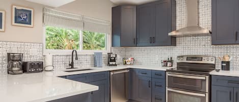 House, 6 Bedrooms | Private kitchen | Fridge, oven, coffee/tea maker, toaster
