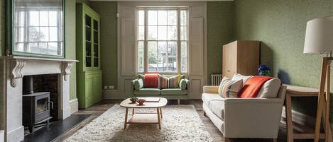 Apartment (4 Bedrooms) | Living area | TV