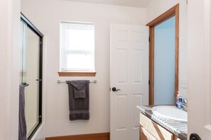 Ducha y bañera combinadas, secador de pelo, toallas y jabón