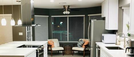 冰箱、微波炉、烤箱、炉灶