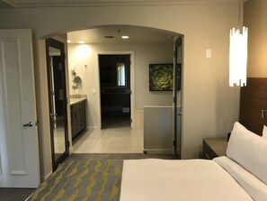 2 chambres, coffre-fort, fer et planche à repasser