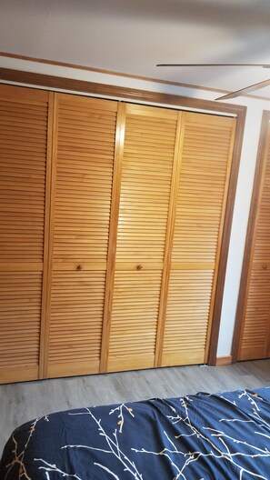 3 bedrooms, desk, iron/ironing board, travel cot