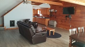 TV connectée, cheminée, livres