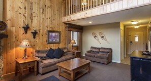 Smart TV, caminetto, lettore DVD, impianto stereo