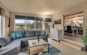 Smart-tv, eldstad och en stereo