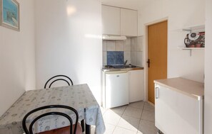 Kühlschrank, Kochgeschirr/Geschirr/Besteck