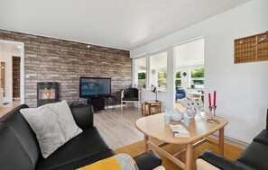 TV, fireplace - Gorgeous home in Nexø with WiFi (Nexø)