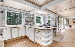 Réfrigérateur, plaque de cuisson, lave-vaisselle, cafetière/bouilloire