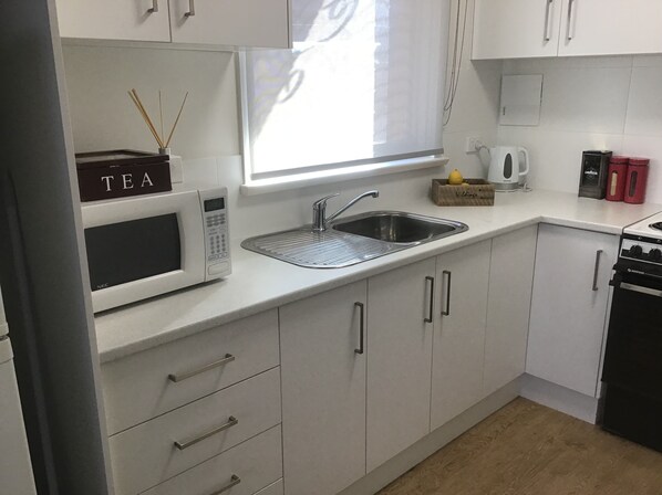 Fridge, microwave, oven, stovetop - Seadoc only 300 m to the beach! (Saint Leonards)