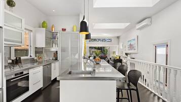 Rumah, 4 kamar tidur | Dapur pribadi | Lemari es besar, microwave, oven, dan mesin pencuci piring