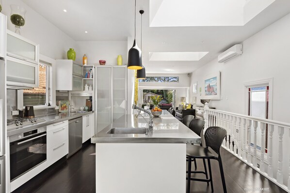 Hus, 4 soverom | Eget kjøkken | Kjøleskap, mikrobølgeovn, ovn og oppvaskmaskin