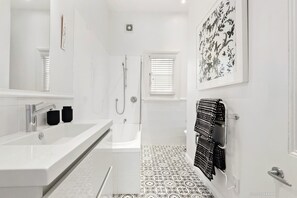 4 Bedroom House | Bathroom | Combined shower/tub, free toiletries, hair dryer, towels