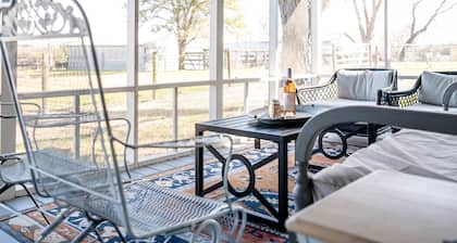 Bluebonnet Bungalow near Roundtop<br>1940s farmhouse with 2022 comfort