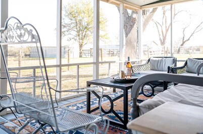 Bluebonnet Bungalow near Roundtop<br>1940s farmhouse with 2022 comfort