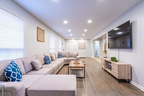 Televisión y chimenea 