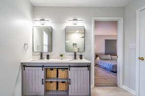 4 habitaciones, escritorio, tabla de planchar con plancha y wifi 