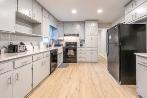 Refrigerador, microondas, horno y parrilla de estufa 