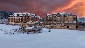 Ein großes, mehrstöckiges Hotel mit einer Seilbahn im Vordergrund.