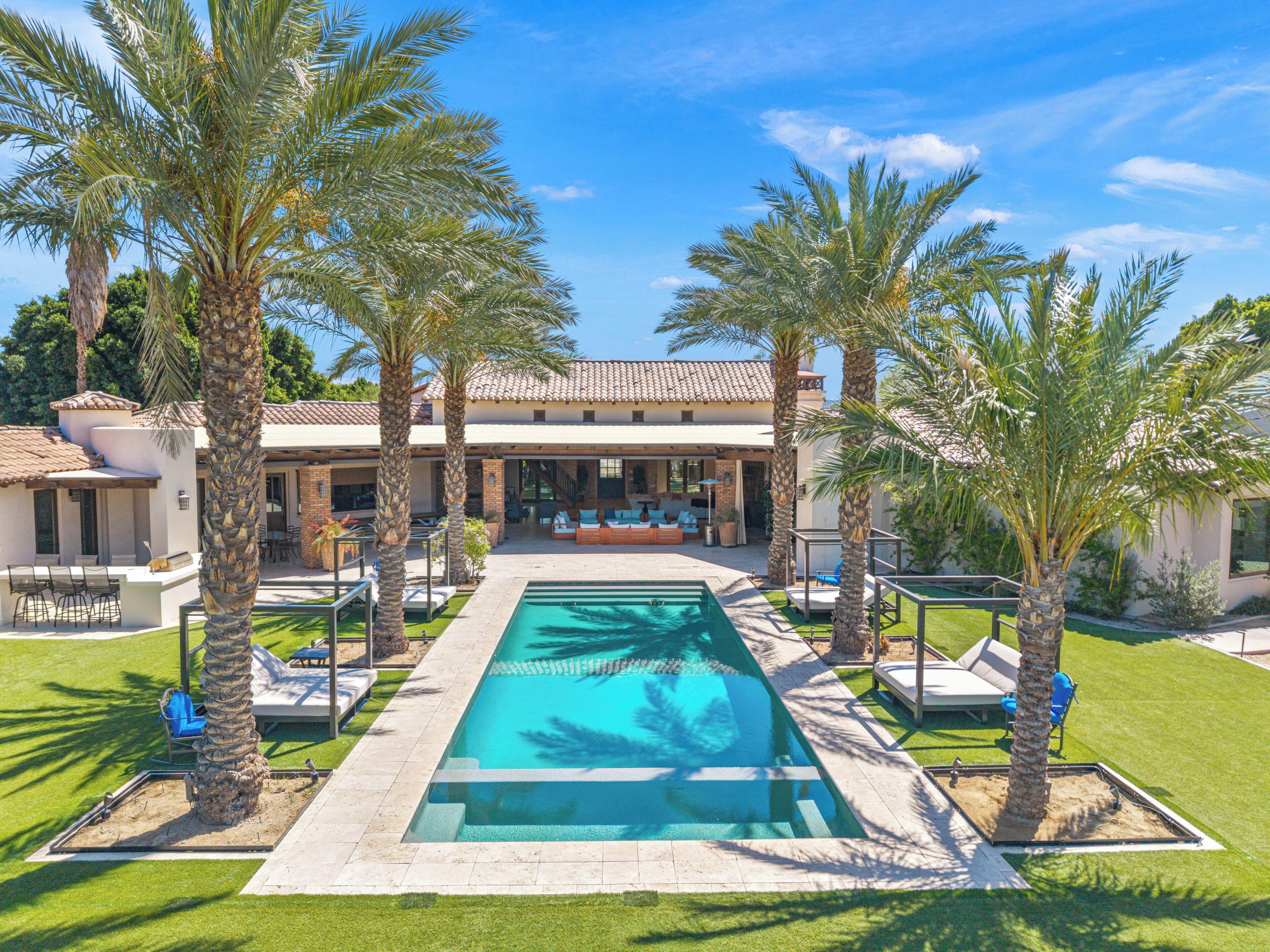 Una piscina al aire libre, una piscina climatizada