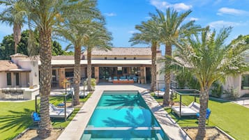 Una piscina al aire libre, una piscina climatizada