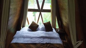 家庭客房 (Deluxe) | 書桌、床單