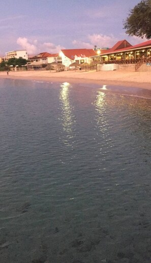 På stranden