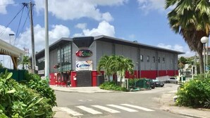 A commercial building with a Kebab sign and a Carlsberg sign. - Studio Vacances Martinique 3 ilets (Trois ilets)