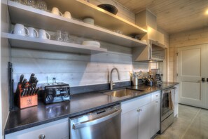 冷蔵庫、電子レンジ、オーブン、コンロ