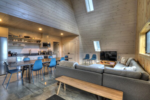 スマートテレビ、暖炉、ステレオ