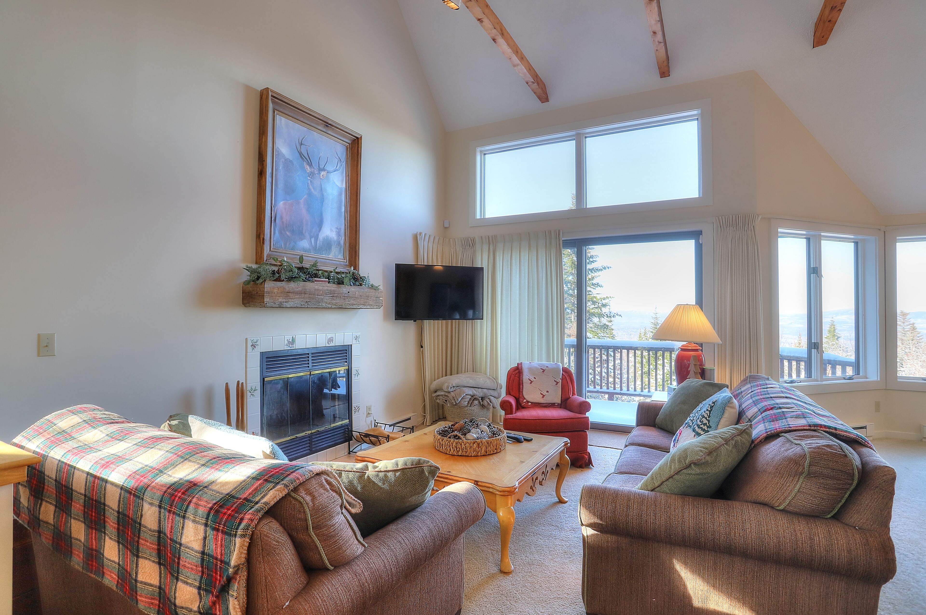 Una sala de estar acogedora con chimenea, televisor y asientos cómodos.