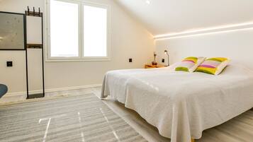 4 bedrooms, travel crib, internet